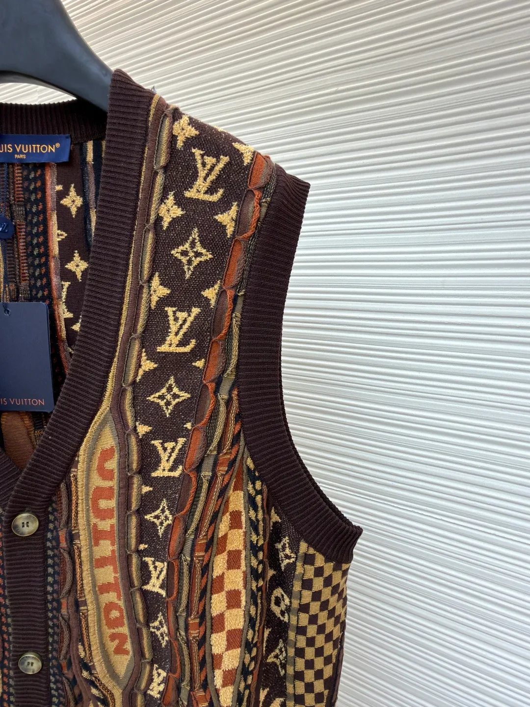 LOUIS VUITTON x Nigo jacquard knitted cardigan vest ●Original version: 13900 purchase and development ●Item number: 1681549-B45 ●Fabric: cotton fabric ●Technology: jacquard knitting ●Color: brown ●Version: fitted version ●Weight: about 330 grams ●Size: S-M-L-XL ●Description: This LOUIS VUITTON x Nigo FW25 This jacquard-knit cardigan vest has a loose fit for comfort and freedom of movement. The fabric is made of high-quality wool blend, with a soft and delicate feel, excellent warmth retention and breathability. The jacquard workmanship of the body is exquisite, with clear patterns and bright colors. It has remained firm and will not fall off after repeated washing tests. The neckline adopts a classic V-neck design, which fits the neck line and fastens tightly. The stitching on the body is even and neat, about 12 stitches per inch, ensuring a solid structure and not easily deformed. The cuffs and hem are ribbed to fit the body better while maintaining good warmth. The overall craftsmanship is exquisite and the details are well handled, reflecting the brand's strict control of quality. The combination of jacquard technology and wool blended material not only ensures the richness of the visual effect, but also enhances the overall texture and high-end sense. The overall wiring is straight and delicate, the fabric is comfortable and soft, and the color is consistent without color difference. It can be matched with the same style to create a fashionable look and control various occasions. Customized accessories, complete with three standards, same style for men and women!